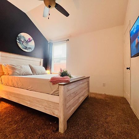 Work, Play & Stay King Bed With Foosball! Aubrey 외부 사진