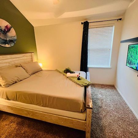 Work, Play & Stay King Bed With Foosball! Aubrey 외부 사진